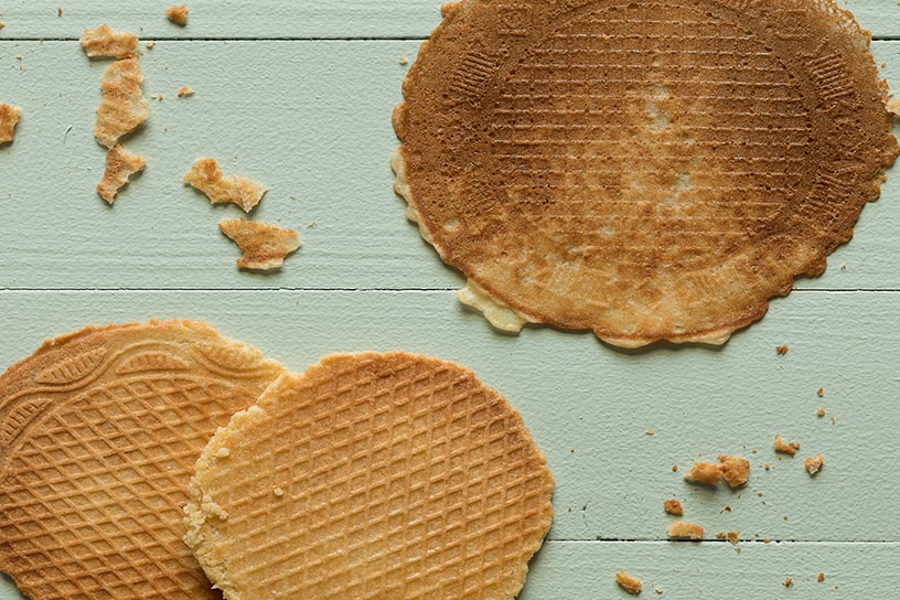 Platte kniepertjes op een mintgroene ondergrond